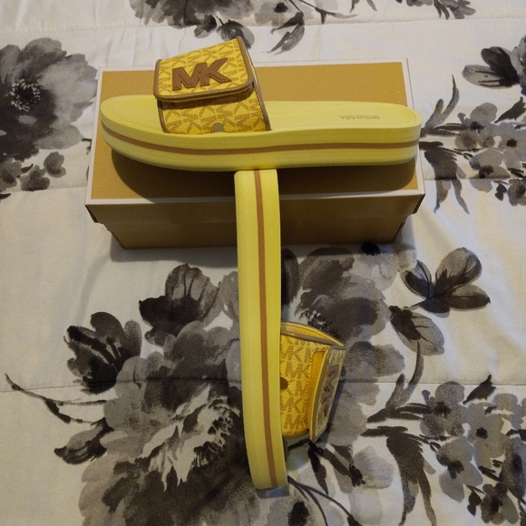 Michael Kors MK Platform Slide Sandals - Picture 9 of 12